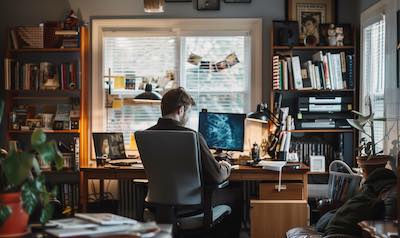 ein mann hat sein unternehmen in seinem eigenen Wohnzimmer gegründet und arbeitet dort am Anfang