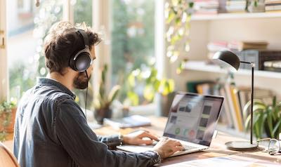 mann arbeitet konzentriert im home office mit laptop