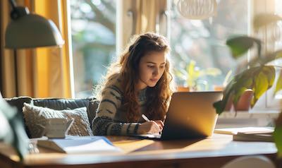 motivierter student beim online lernen zuhause